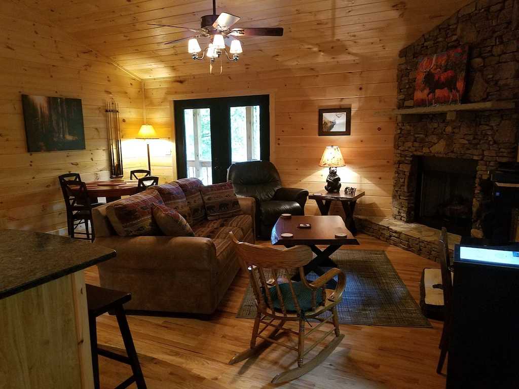 Be Our Guest- relaxing cozy 2 bd 1 ba cabin with wood and privacy.